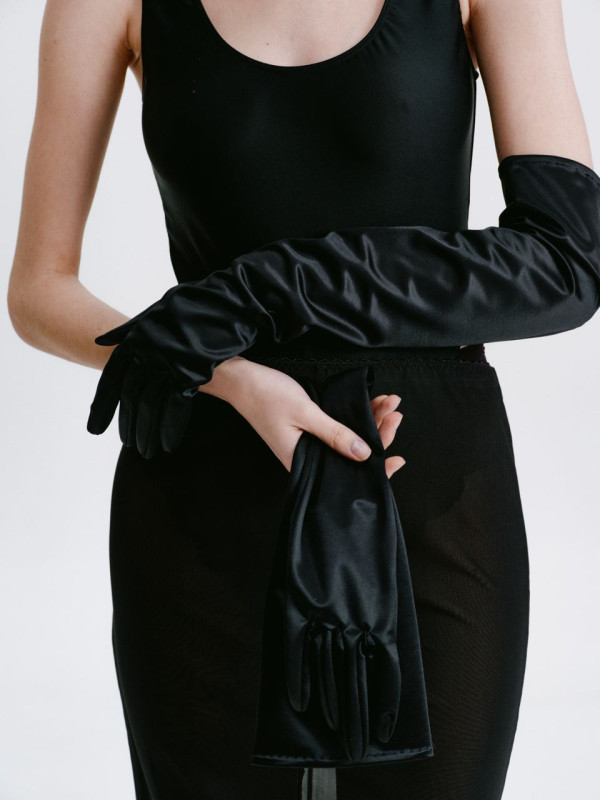 To be: confident & glassy & black