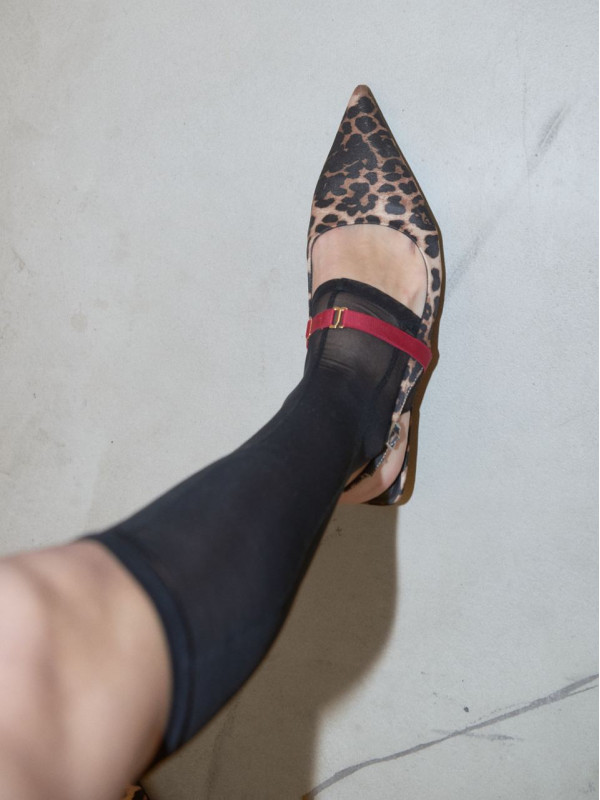 To be: equal and footless and 3 and black