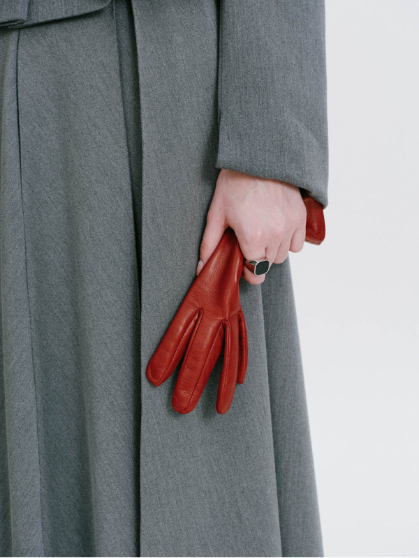 To be: forceful & minimal & red apple