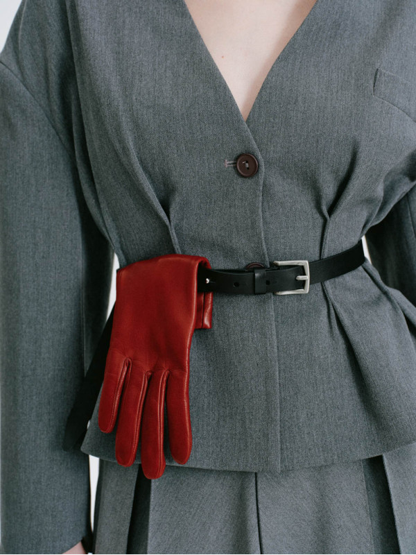  To be: forceful & minimal & red apple