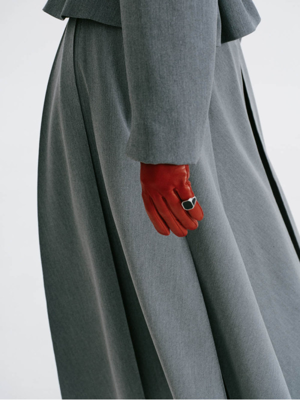  To be: forceful & minimal & red apple