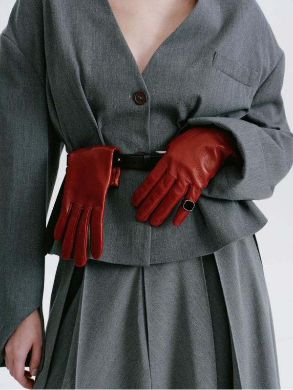  To be: forceful & minimal & red apple