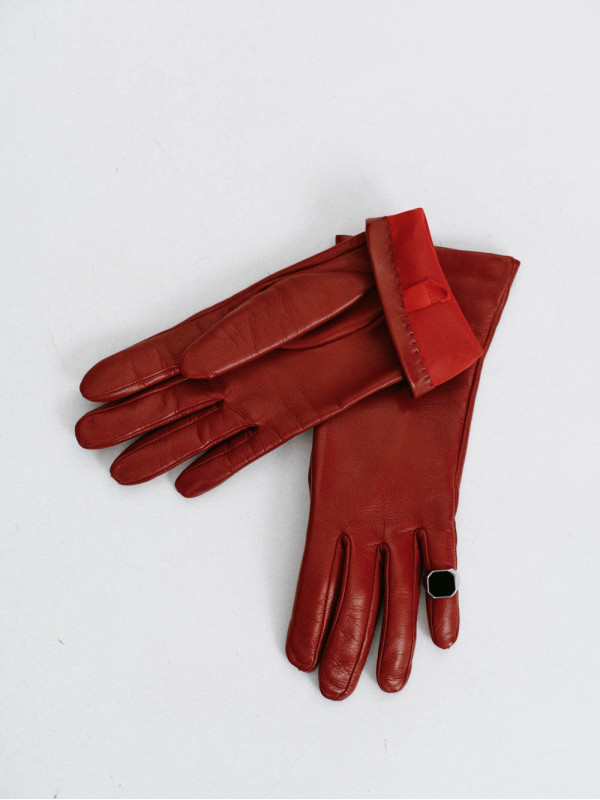  To be: forceful & minimal & red apple