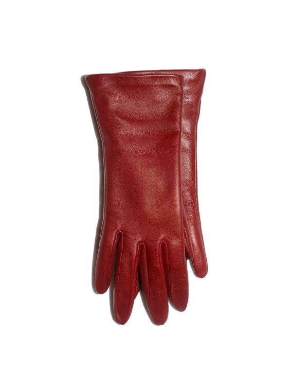  To be: forceful & minimal & red apple