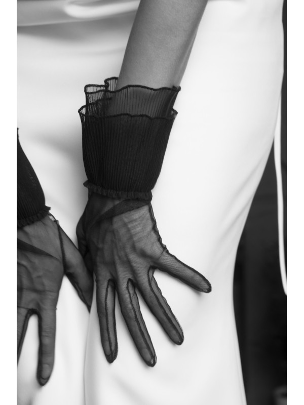 To be: nude  & genteel & black
